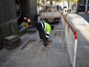 Inici de treballs per substituir rajoles a Manresa