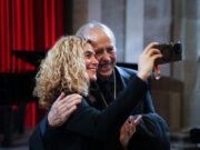 Joan Manuel Serrat i Núria Espert reben la Medalla d’Or de la Generalitat