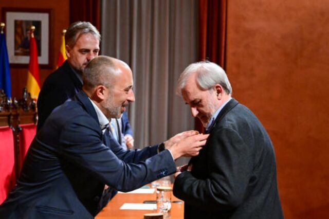 Joan_Morros_rep_la_Medalla_de_la_Ciutat_al_Merit_Cultural_a_Manresa.jpg