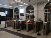Tranquil·litat i resignació a l’estació de Rodalies de Manresa en el segon dia amb transport alternatiu cap a Terrassa