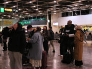 Passatgers a Sants lamenten una nova jornada amb afectacions a Rodalies: “Com a usuaris estem molt venuts”