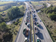 Els pagesos mantenen els bloquejos a l’AP-7, l’N-II, la C-16 i l’accés al Port de Tarragona contra l’acord UE-Mercosur