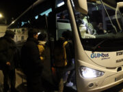 Tranquil·litat i resignació a l’estació de Rodalies de Manresa en el segon dia amb transport alternatiu cap a Terrassa