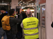 Passatgers a Sants lamenten una nova jornada amb afectacions a Rodalies: “Com a usuaris estem molt venuts”