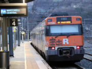 Pocs viatgers a l’estació de tren de Manresa en el primer dia de restabliment del servei