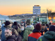 Uns 150 pagesos de la Catalunya Central resisteixen al tall a la C-16 i hi passaran la nit
