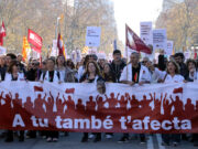 Uns 600 metges es manifesten a Barcelona per demanar millores laborals i un conveni propi en la cinquena jornada de vaga