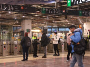 Confusió i desconcert entre els usuaris de Rodalies a Sants: “Estem desesperats, tothom treballa i necessita transport”