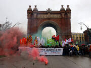 Els sindicats educatius es manifesten a Barcelona per demanar millores salarials