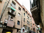 L’immoble incendiat al centre de Manresa presenta risc d’esfondrament i els Bombers hi continuen treballant