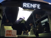 Els primers trens de l’R4 entre Manresa i Terrassa no passen i els passatgers es resignen a agafar el bus