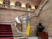 El Parlament col·loca la bandera d’Ucraïna a l’escala d’honor en el quart aniversari de la invasió russa