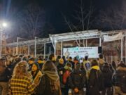 Setge policial al Bloc 8 de Manresa: veïns resisteixen per evitar el desnonament de Yuli i la seva família