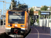 La forta ventada obliga a desviar i cancel·lar prop d’un centenar de vols al Prat i causa nous problemes a Rodalies