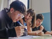 Les famílies amb més renda inverteixen un 18% més en reforç educatiu