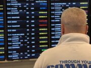 La forta ventada obliga a cancel·lar i desviar desenes de vols al Prat i causa nous problemes a Rodalies