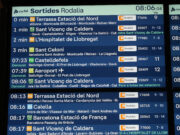 La forta ventada obliga a desviar i cancel·lar un centenar de vols al Prat i causa nous problemes a Rodalies