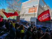 Unes 300 persones es concentren davant la seu del PSC a Barcelona en contra de l’acord del Govern amb CCOO i UGT