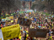 35.000 persones surten al carrer en les manifestacions de docents i metges que han confluït al Parlament