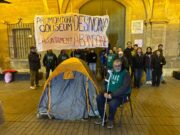 Acampa davant l’Ajuntament de Manresa després de quedar-se al carrer: protesta límit per un sostre digne