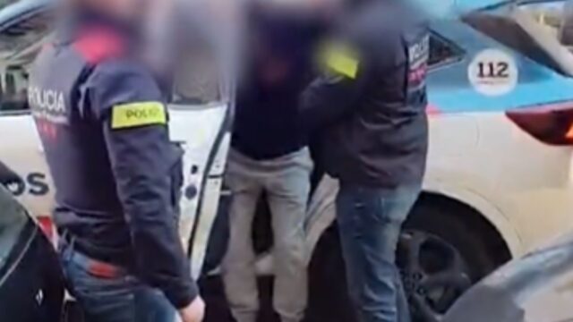 Detingut un estafador a Manlleu que es feia passar per un treballador d’una entitat bancària