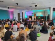 Prop de 1.500 persones gaudeixen de la primera edició de la Fira del Llibre Infantil i Juvenil en Català a Manresa