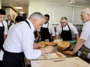 Una desena de xefs amb estrelles Michelin homenatgen Santi Santamaria creant un menú a partir dels seus plats