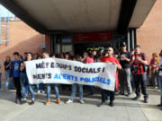 Una setantena de docents es manifesten a Vic contra la presència de policies de paisà als instituts