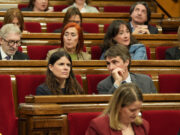 Junts acusa Illa de ser “còmplice” de l’emergència lingüística del català i li reclama un “canvi de rumb urgent”