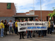 Una setantena de docents es manifesten a Vic contra la presència de policies de paisà als instituts