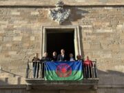 Manresa commemora el Dia Internacional del Poble Gitano amb la penjada de la bandera romaní