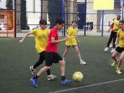 Set equips d’escoles de Manresa participen en un emocionant torneig de futbol 6vs6