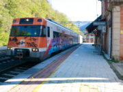 Usuaris habituals de l’R3 celebren l’arribada del tren a Ribes de Freser amb la represa parcial del servei ferroviari