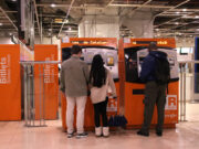 Rodalies reforça personal a les principals estacions per ajudar els viatgers en la compra d’abonaments