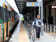 Satisfacció continguda entre els usuaris de l’R4 de Renfe a Manresa per la represa del servei complet
