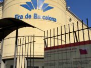 Unes 200 persones fan cua a Fira de Montjuïc pel procés de regularització, algunes des de les sis del matí