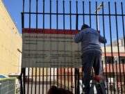 Unes 200 persones fan cua a Fira de Montjuïc pel procés de regularització, algunes des de les sis del matí
