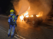 Les flames devoren un cotxe a Manresa en plena matinada i obliguen a mobilitzar els Bombers
