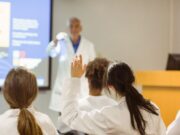 Les places MIR augmenten un 52%, però continuen faltant metges en especialitats clau