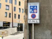 Manresa implementa amb èxit la nova ordenança sobre patinets amb la col·locació de senyalització viària