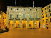 L’Ajuntament de Manresa s’il·lumina de groc per conscienciar sobre la Síndrome Rubinstein-Taybi
