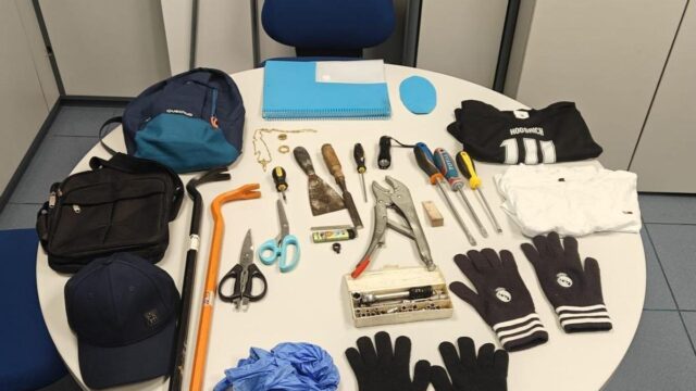 Les eines trobades a l'interior del vehicle / Foto: Mossos d'Esquadra