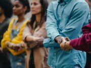 La mentoria social protegeix davant la solitud causada pel racisme