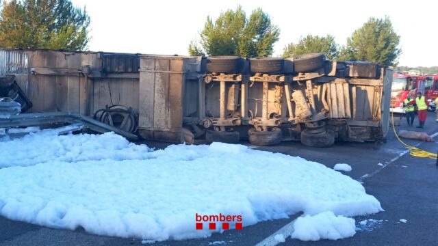 Els Bombers treballen en la retirada d'un camió accidentat i incendiat a la C-25, a Manresa.