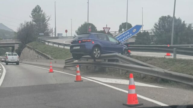 Imatge de l'accident a la C-55 a l'altura de l'entrada de l'autopista C-16 de Sant Vicenç de Castellet sentit Manresa.
