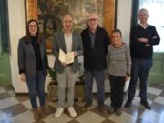 Donació d’un llibre històric a l’Ajuntament de Manresa per part de Carles-Jordi Guardiola